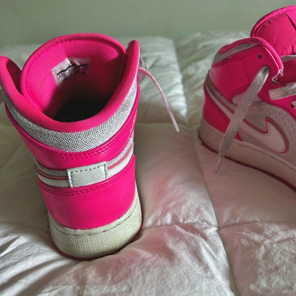 hot pink jordan’s - Picture 3 of 6